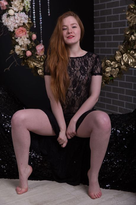 Une adolescente rousse, Anika, se déshabille et met en évidence son corps chaud en solo
