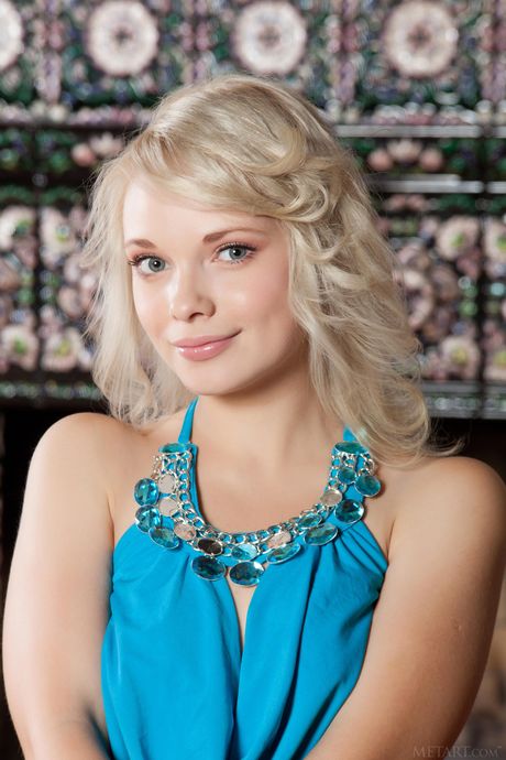 Rosyjska Cutie Feeona A usuwa sukienkę, która pozuje nago nieustraszona
