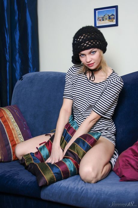 La atractiva adolescente Cindy B muestra sus grandes tetas y su delicioso coño en un solo
