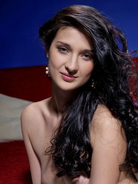 Adolescente esbelto katya ac destacar seus peitos e poses minúsculos em meias
