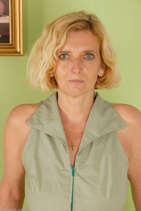 Mature amateur Hillary shows her saggy tits and spreads her hairy pussy