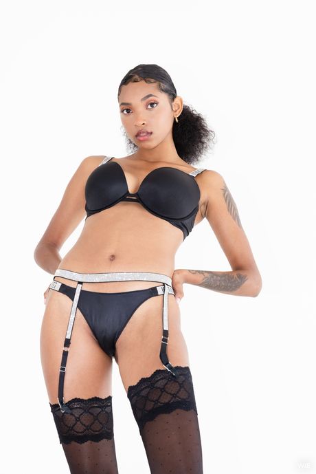 Latina Teen Barbie viser sin trimmede fisse i et soloshow
