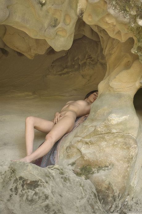 Petite adolescente Alissa A si espone nella foresta e mostra i suoi capezzoli trafiti
