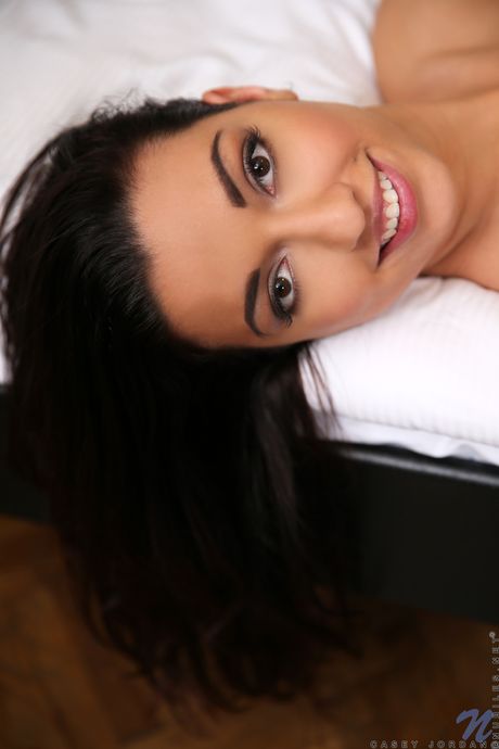 장난감으로 자위하기 전에 수영복을 벗는 자석 십대 케이시 조던
