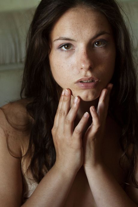 Pure Teen Alisha berührt ihre haarlose Muschi, während sie nackt auf ihrem Bett
