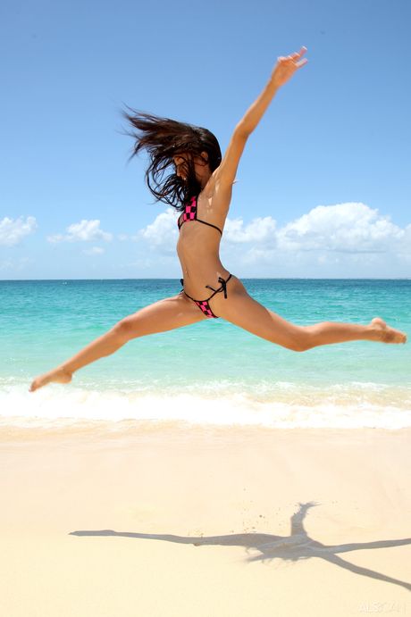 المراهق الهنغاري أميا موريتي تتبول ويستمتع ببعض المرح على الشاطئ
