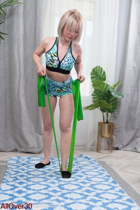 Short-haired MILF Laurita F shows her big booty and spreads her pussy