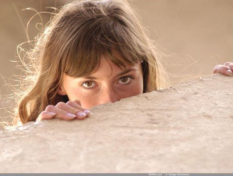 Domai: Modelos de Kateryna adolescentes pequeños totalmente desnudos en un campo de hierbas altas