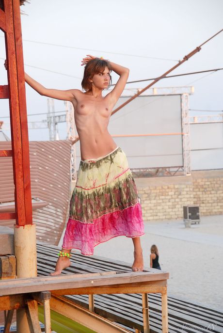 Deliciosas modelos de adolescentes Vera desnudas mientras usan una tiara en la cabeza
