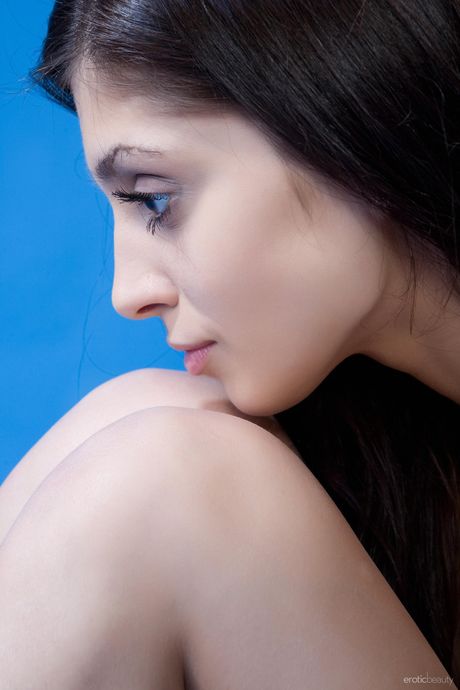 Schlanke Teen ulia d posiert nackt und neckt mit ihrem dünnen blassen Körper verlockend
