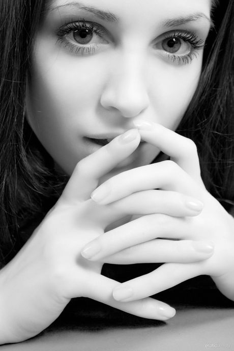 Svelte teen ulia d pose nue et taquine avec son corps pâle maigre séduisant
