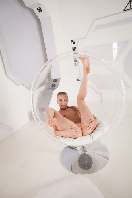 La signora russa Nimfa rimuove un body nero per posare nuda su una sedia
