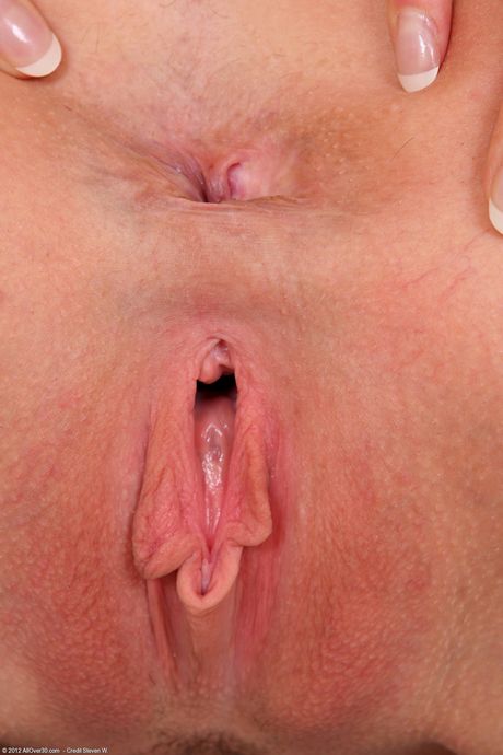 British Milf Lara Latex mostra sua bunda grande e seus pés quentes
