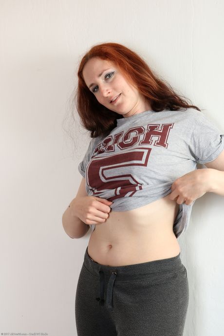 Amateur redhead Courtney Haze shows her big ass and spreads her pussy