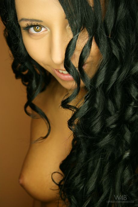 Blonde Teen Bailey mangia un Big Mac mentre si pone nel nudo su un letto
