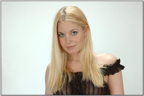 Sexy blond Hollie Stevens viser frem den store rumpa og barberte fitta