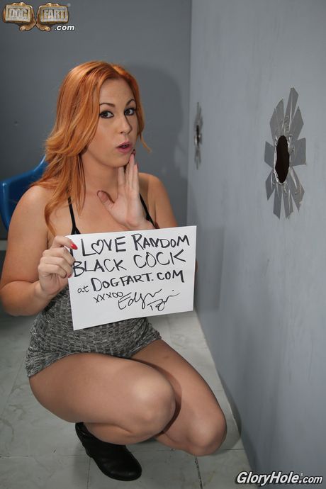 Rödhårig cougar Edyn Blair får en creampie från en BBC vid ett glanshål
