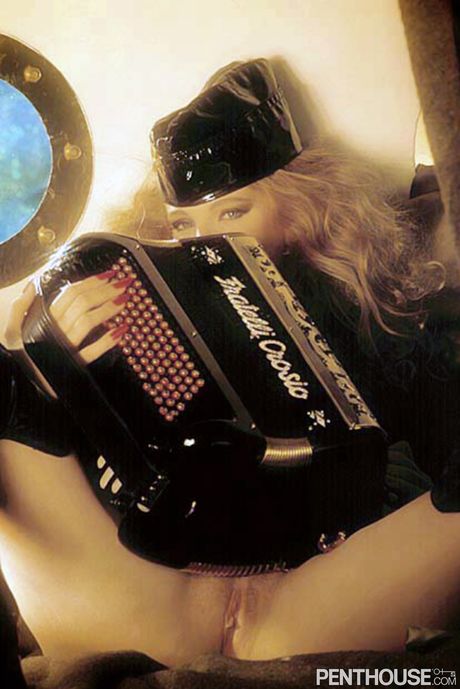 금발의 센터 폴드 다이아나 반 길스는 큰 가슴과 뜨거운 음부를 강조합니다.
