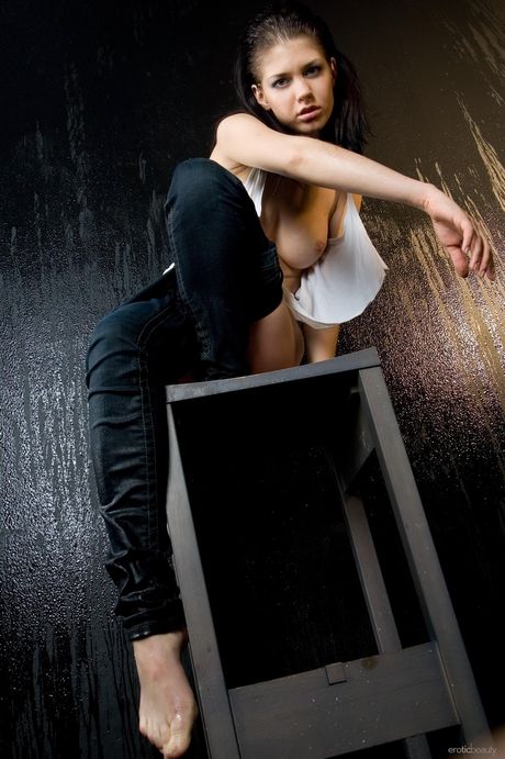 Gata ucraniana Itna a tira suas roupas e posa nua em um solo
