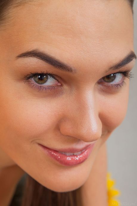 Brunette sexy Vanda B démontre ses gros seins et pose nue dans la cuisine
