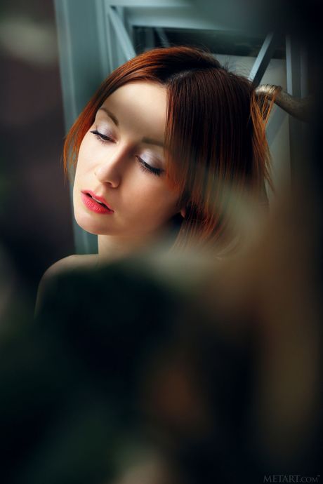 Svelte Teen Night A tar bort hennes bikini och visar sina små bröst och twat
