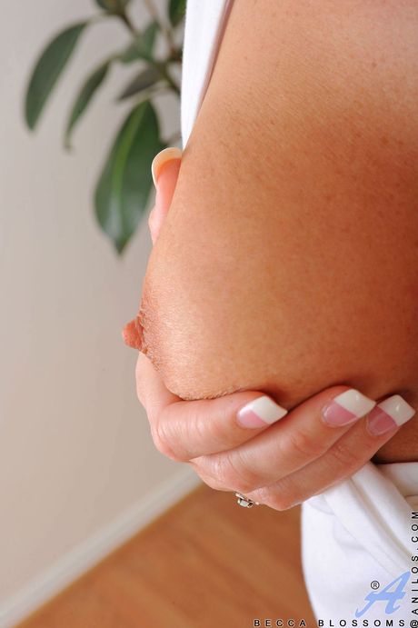 金髪クーガー、ベッカ・ブロッサムズがソロで熟れたマンコを弄ぶ
