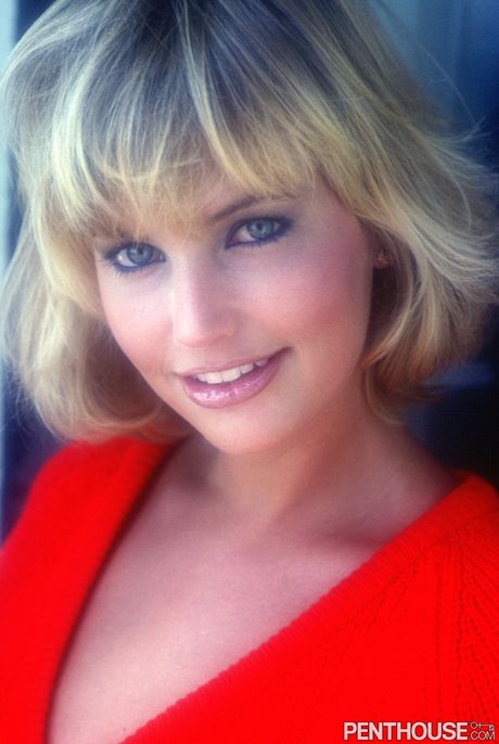 ブロンドのミシェル・ウォーカー、セクシーな野外＆ベッドルーム撮影でホットなボディを披露
