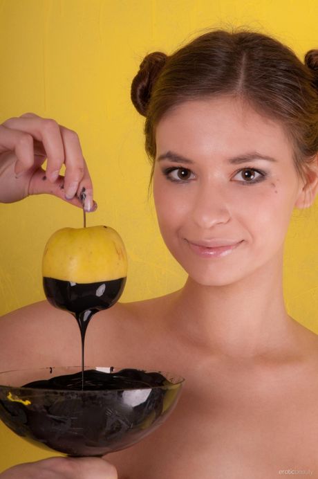 Sexet russisk søde irina J udgør nøgen uden forlegenhed under en solo -shoot
