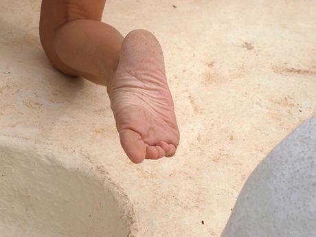 Sexy Latina Teen Anna Am demonstra seus peitos pequenos e poses nus
