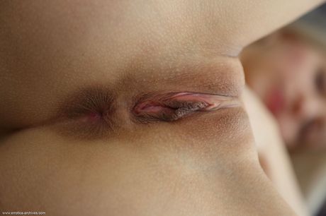 Russian model Leonie shows off her bald pussy in the buff