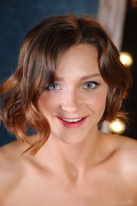 Delikat tonåring doris g poser naken och belyser hennes små tuttar och heta röv
