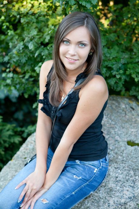 섹시한 갈색 머리 소피아 E가 매혹적인 방식으로 알몸이 됩니다.
