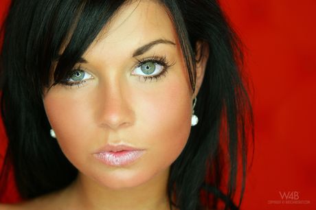 Dark haired beauty Florencia shows off her great body in a padded room