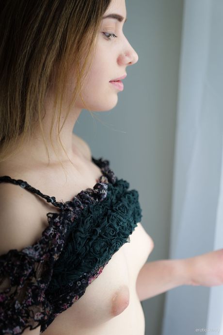 Erotic Beauty: 温柔少女 Trinity Free 在沙发上独舞