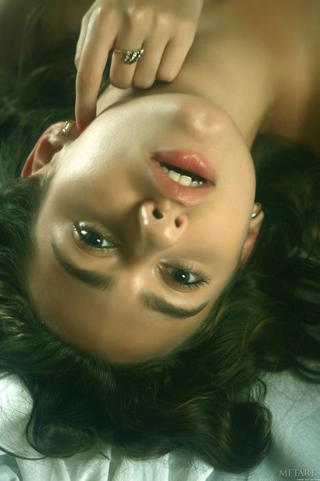 الفتاة الأوكرانية إيلونا تكشف عن ثديها الكبير وتطرح عارية
