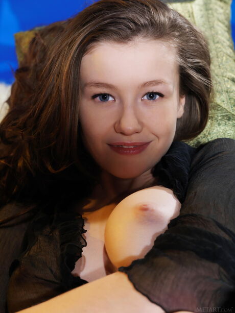 精致少女艾米莉-布鲁姆展示她的小乳房并摆出裸体姿势
