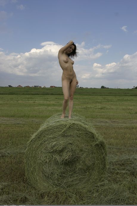 俄罗斯裸女 Aleksa 在森林中袒胸露乳
