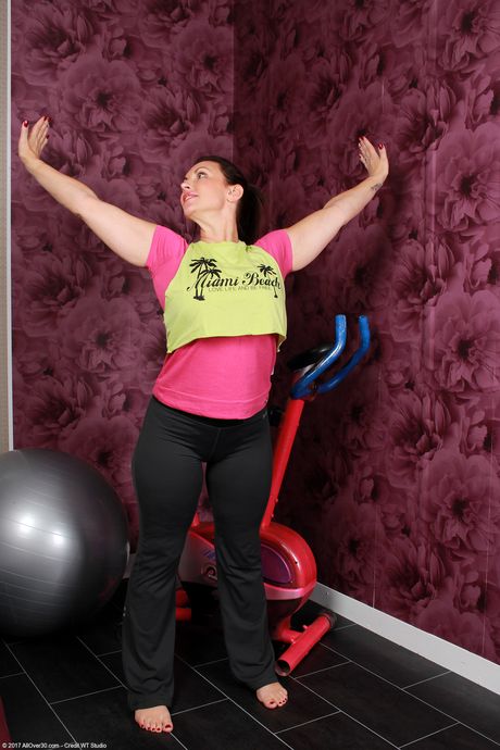 Amateur MILF Raven flaunts her big tits & her bush in a nude workout