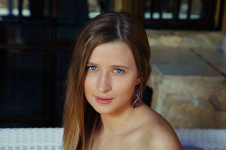 Ukrainian belle Lisa Dawn reveals her hot ass and pussy in the nude