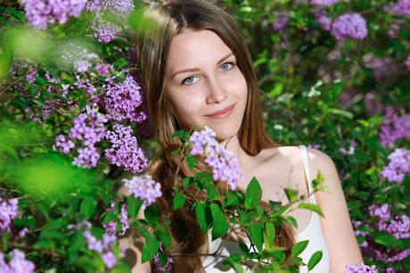 Thin teen Violet displays her tiny tits and poses naked in nature