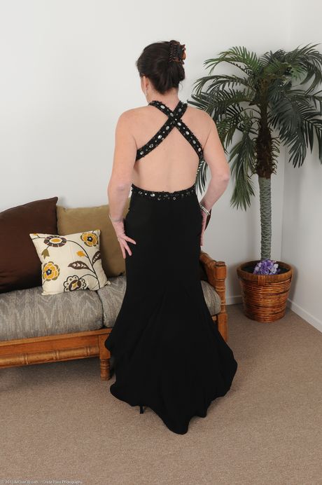 Reife Frau Anna D zeigt ihren großen Arsch und reibt sich ihre Muschi
