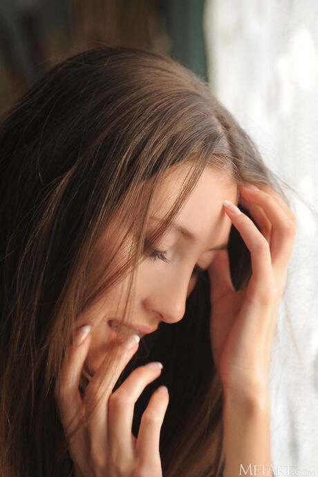 Petite teen saju a fjerner hendes lingeri og strømper for at blive nøgen
