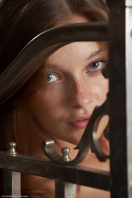 Knappt juridisk tjej med långt hår belle blir naken utan förlägenhet
