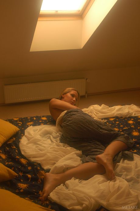 날씬한 십대 베로니카 C가 매혹적인 방식으로 알몸이 됩니다.
