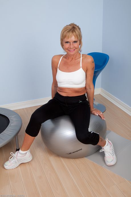 Petite MILF Cathy Oakely strips and shows her yoga pussy up close