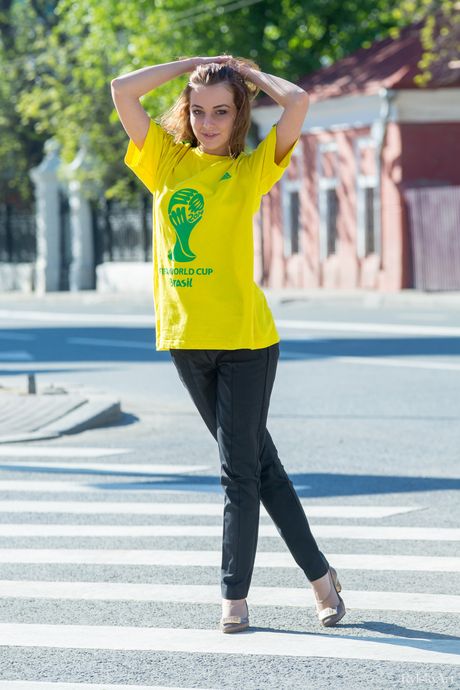 惊艳少女尼基娅展示她的美丽身体，并在独唱中摆出裸体姿势
