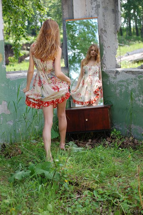 Skinny Blonde Lizel A strips naakt en poseert in de gespiegelde kamer
