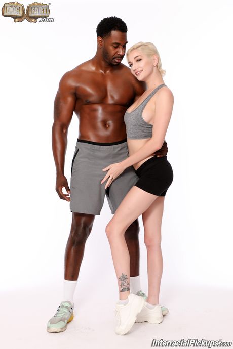 تشتكي أشقر Skye Blue يمارس الجنس مع رجل أسود بعد أن يجتمعوا في نزهة
