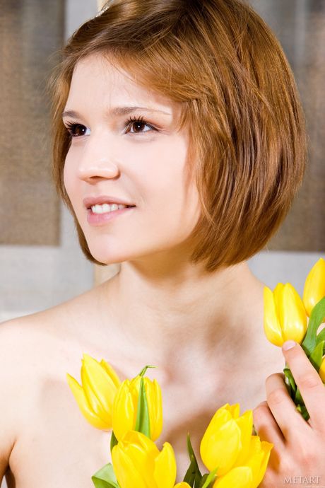 La pelirroja ucraniana Maria M revela sus grandes tetas y su coño peludo
