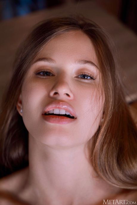 Angażująca nastolatka Stella Cardo usuwa swoje bikini i pozuje nago
